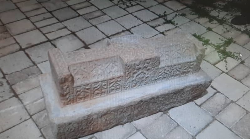 تحویل یک سنگ قبر 800 ساله به میراث‌فرهنگی همدان